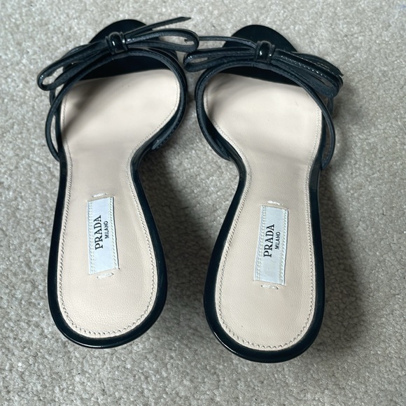Prada black patent leather bow kitten heel pumps. - Picture 4 of 5